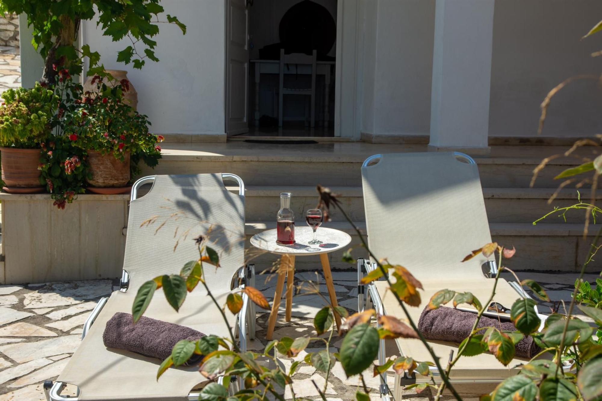 New! Paxoswhite Sea View Apartments & Studios! Gaios Exteriör bild